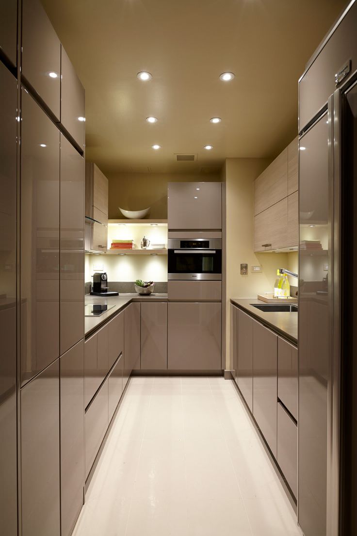 دکوراسیون آشپزخانه کوچک و مدرن با کابینت های قهوه ای که برای دلبازتر کردن فضا، از کابینت های هایگلاس در آن استفاده شده است